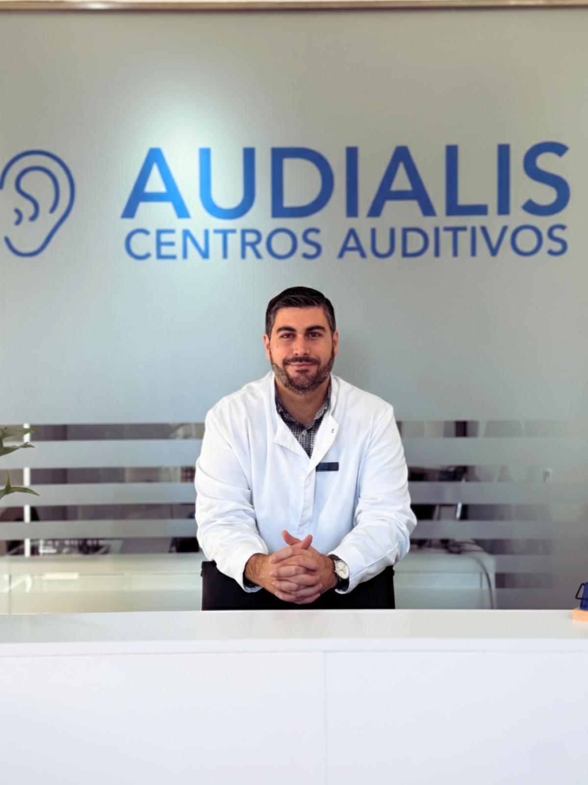 Samuel Cazorla presenta la recepción de su centro auditivo